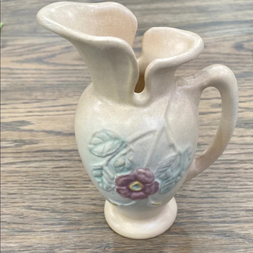 Hull USA J20 4 3/4” Vintage Cream Ceramic Vase with Floral Design. - Picture 1 of 8
